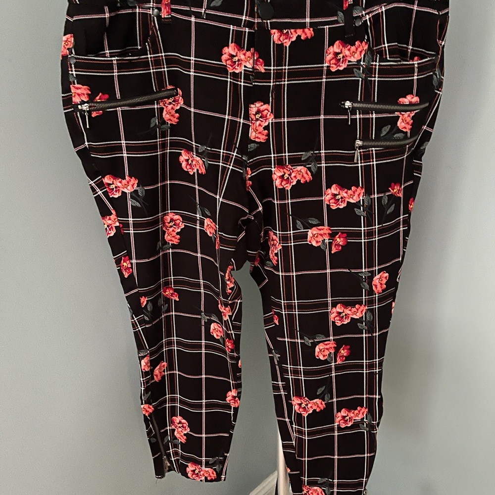 Torrid Size 18 black floral crop pants